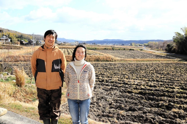 実家の農地を継ぐためにＵターンした横山さん夫妻。妻英子さんは有機栽培の作物で菓子製造を構想している＝三木市志染町