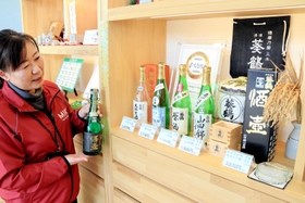 三木市産の日本酒をＰＲするディスプレー＝三木市観光協会