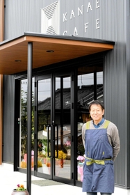 自宅の敷地内でカフェを開業した岩〓英一さん＝三木市吉川町金会