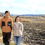 実家の農地を継ぐためにＵターンした横山さん夫妻。妻英子さんは有機栽培の作物で菓子製造を構想している＝三木市志染町