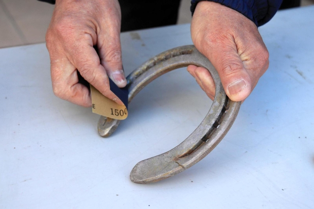 サンドペーパーと組み合わせた蹄鉄磨きセットも販売＝三木ホースランドパーク・エオの森研修センター