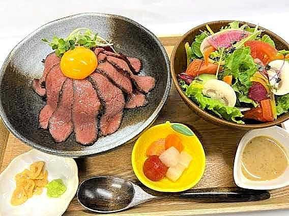 兵庫県産の鹿肉を使ったローストベニスン丼（小西商店提供）