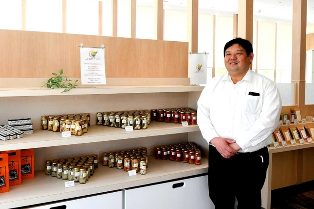 飲食と物販を楽しめる店舗としてオープンしたアイティハウスと、小西商店の小西康之社長＝三木市別所町西這田１