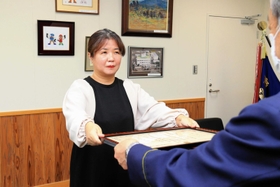感謝状を受け取る頼光昌子さん＝三木署