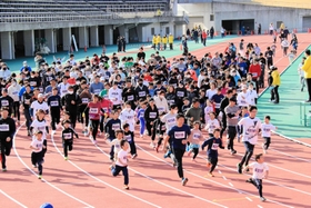 一斉にスタートを切る参加者＝三木総合防災公園