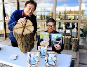 蹄鉄や木材を生かしたオリジナルグッズ＝三木ホースランドパーク・エオの森研修センター