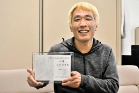 岡本太郎現代芸術賞に入選した高田哲男さん＝三木市役所