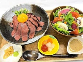兵庫県産の鹿肉を使ったローストベニスン丼（小西商店提供）