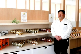 飲食と物販を楽しめる店舗としてオープンしたアイティハウスと、小西商店の小西康之社長＝三木市別所町西這田１