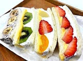 三木産のイチゴなどを使ったフルーツサンド（小西商店提供）