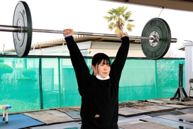 大学でウエートリフティングを続ける杉能舞夏さん＝三木東高校