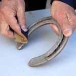 サンドペーパーと組み合わせた蹄鉄磨きセットも販売＝三木ホースランドパーク・エオの森研修センター