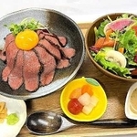 兵庫県産の鹿肉を使ったローストベニスン丼（小西商店提供）