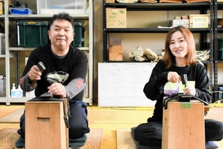 銘切り職人となった野村泰記さん（左）と杉本政美さん＝三木市別所町高木
