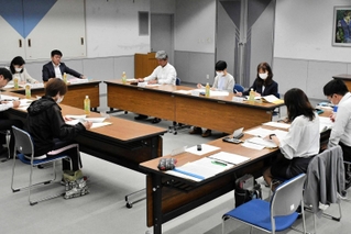 給食費改定を議論した市学校給食審議会＝三木市役所