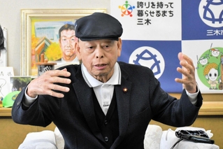 これまでの奉仕活動への思いを語る有野勇さん＝三木市役所