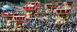 市制施行５０周年で集結した２３台の屋台＝２００４年、三木山総合公園