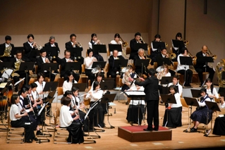 社会人と高校生の計６１人が一体となって音色を奏でた演奏会＝三木市福井