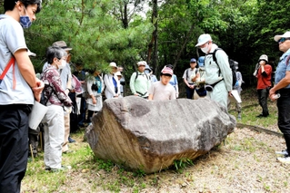 解説を聞きながら三木合戦の古戦場を巡る参加者ら＝三木市福井