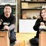 銘切り職人となった野村泰記さん（左）と杉本政美さん＝三木市別所町高木