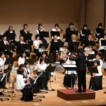 社会人と高校生の計６１人が一体となって音色を奏でた演奏会＝三木市福井