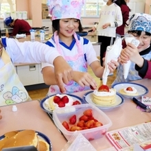協力していちごケーキを作る児童たち＝口吉川小学校