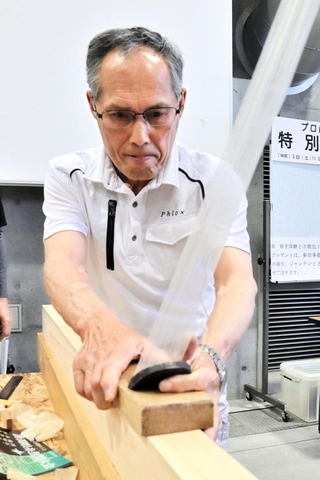 真剣なまなざしで木材に鉋をかける職人＝かじやの里メッセみき