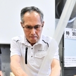 真剣なまなざしで木材に鉋をかける職人＝かじやの里メッセみき
