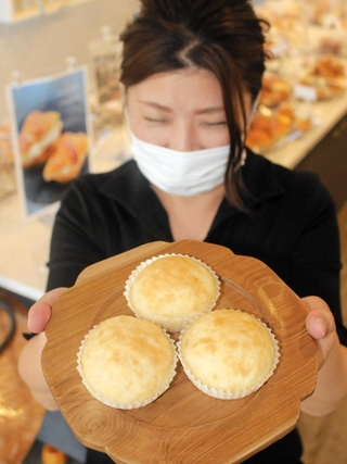 三木市産の山田錦を使った米粉１００％のパン＝三木市芝町