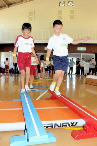 ゲームを楽しむ児童＝志染小学校