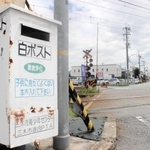 神戸電鉄三木駅前に設置されている白ポスト＝三木市末広１