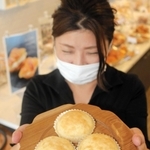 三木市産の山田錦を使った米粉１００％のパン＝三木市芝町