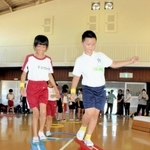 ゲームを楽しむ児童＝志染小学校