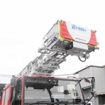 「世界初」のデコトラはしご車＝三木市別所町下石野