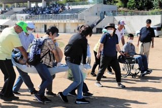 住民同士で要救助者の避難を助ける訓練＝三木山総合公園（三木市提供）
