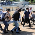 住民同士で要救助者の避難を助ける訓練＝三木山総合公園（三木市提供）