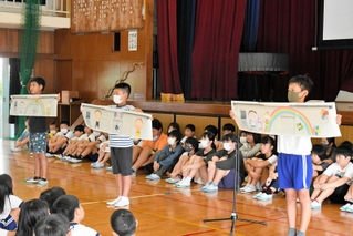 壁アートのデザインを全校生徒に提案する６年生＝別所小学校