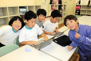 放課後、家の代わりに学校で過ごす児童＝三木市吉川町みなぎ台１、よかわアフタースクール