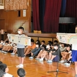 壁アートのデザインを全校生徒に提案する６年生＝別所小学校