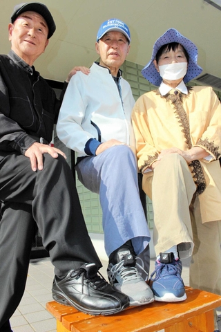 センサーを付けたシューズを履く住民＝三木市緑が丘町中２