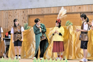 バッタくんのおくりものの劇を演じる三木東高校演劇部員たち＝三木ホースランドパーク