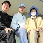 センサーを付けたシューズを履く住民＝三木市緑が丘町中２