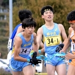 男子・緑が丘の１区幸田海心選手（右）からたすきを受け取る２区岡田潤選手＝豊岡市日高町（撮影・斎藤雅志）