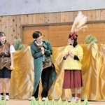 バッタくんのおくりものの劇を演じる三木東高校演劇部員たち＝三木ホースランドパーク