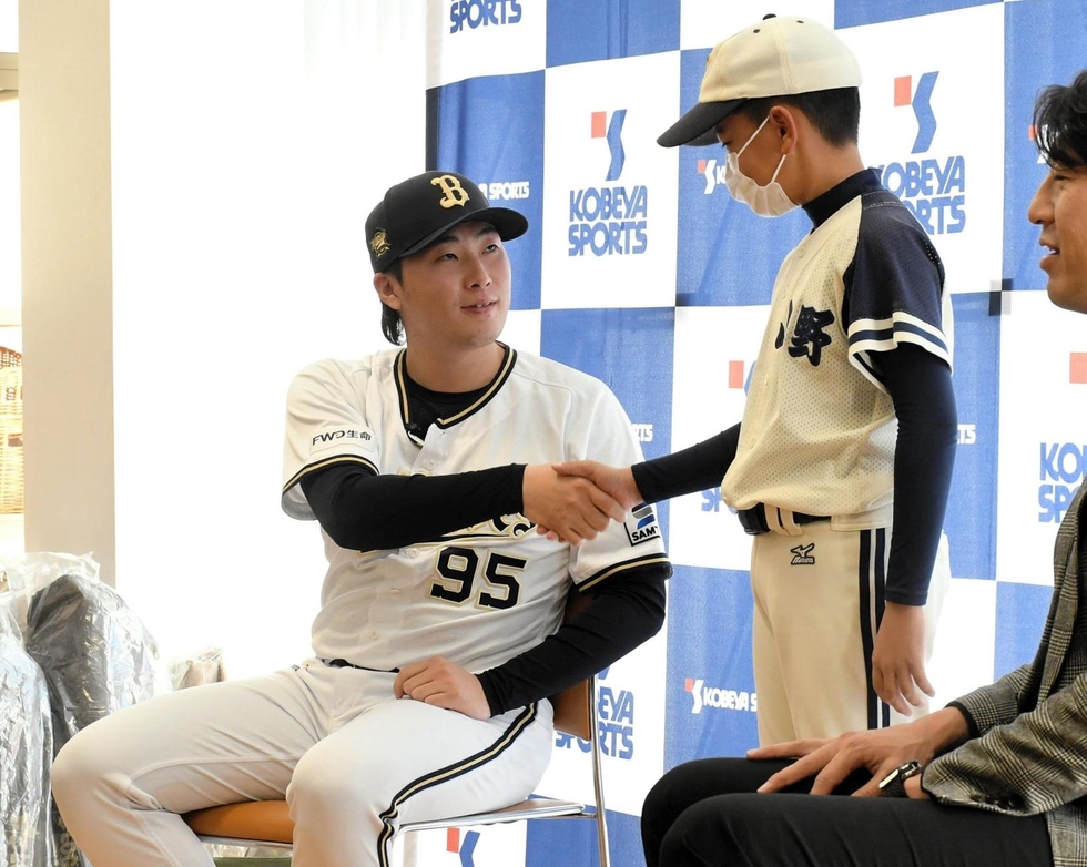 オリックスVに貢献、東投手「来季は2桁勝ちたい」 三木でトーク、野球