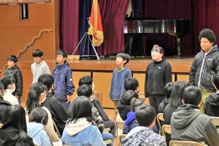 １５０周年記念式典で思いを語る別所小の６年生たち＝三木市別所町西這田