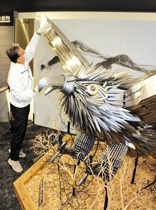 金物鷲に積もったほこりを拭き取る三木金物商工協同組合連合会の職員＝道の駅みき