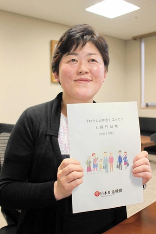 エッセーが優秀賞に選ばれた大谷則子さん＝神戸市内
