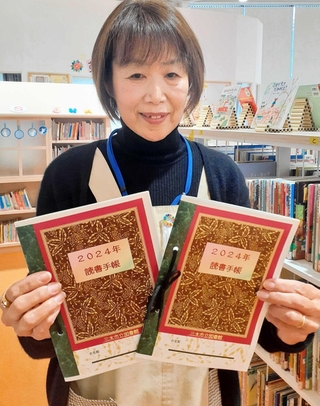 「三木染型紙」をデザインした表紙の読書手帳＝三木市立中央図書館