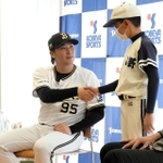 地元の野球少年と握手するオリックス・バファローズの東晃平投手＝三木市末広２